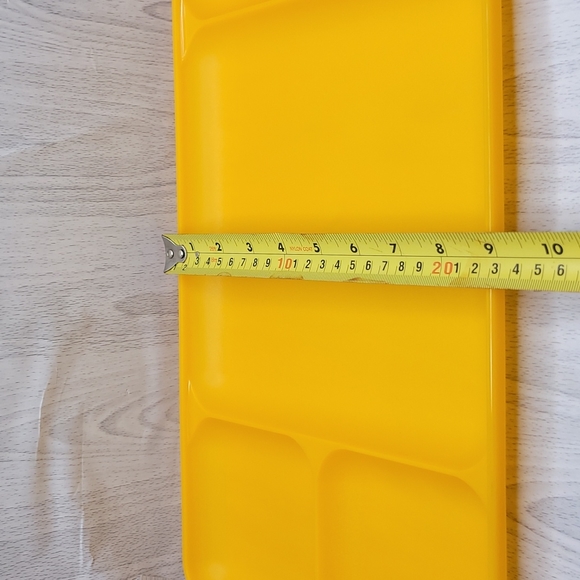 Tupperware Divided Tray Plates Yellow Set of 4  New - Picture 5 of 5